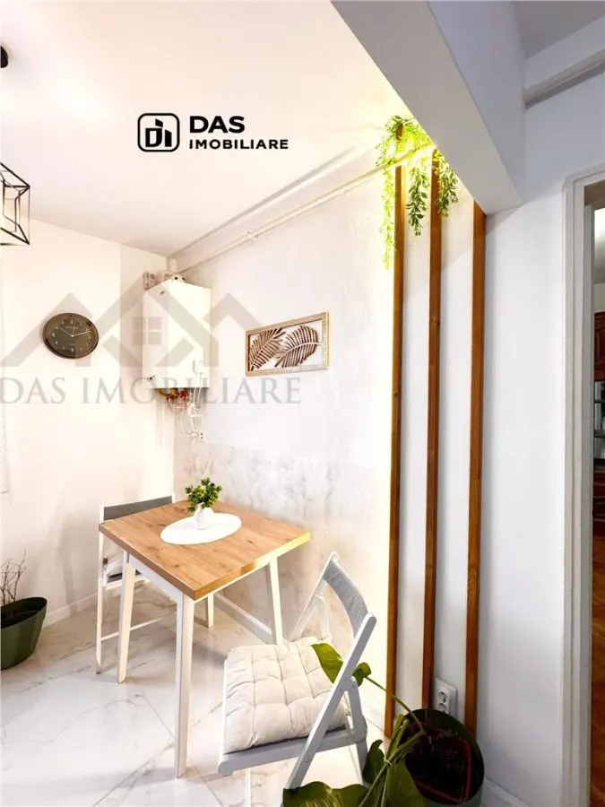 2 camere decomandat,cu loc de parcare , zona ultracentrala - foto 3