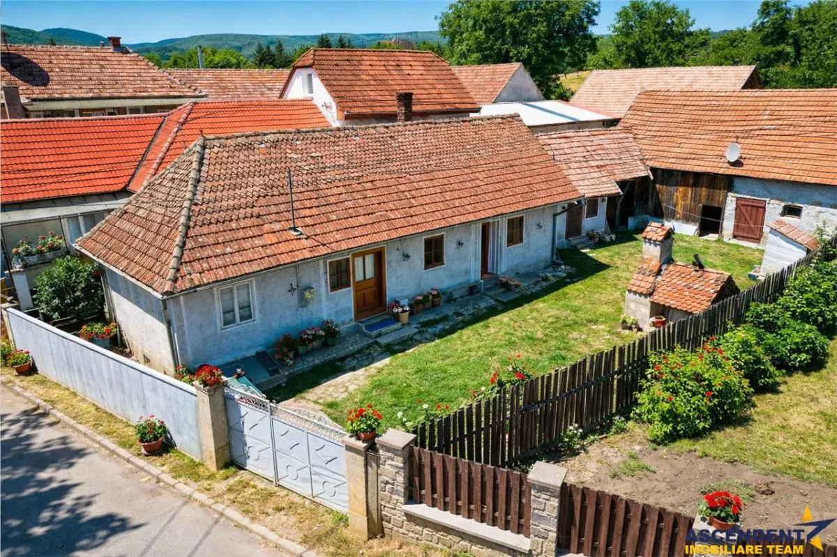 REZERVAT ! Casa traditionala din lemn, cu sura din piatra, Arcus, Covasna. - foto 1