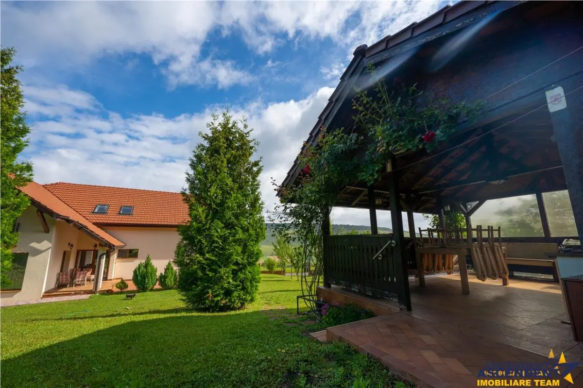 FILM! Sophisticated villa in an exclusive natural setting, Pestisu Mic, Valea Nandrului. - foto 9