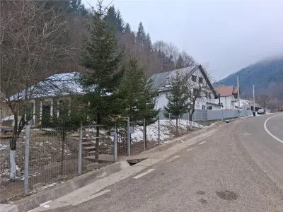 Casa din lemn si teren intravilan, Izvorul Muntelui, Neamt - foto 6