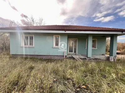 Vila cu 3 camere, 2 bai si 1000mp de teren de vanzare - Ciurea
