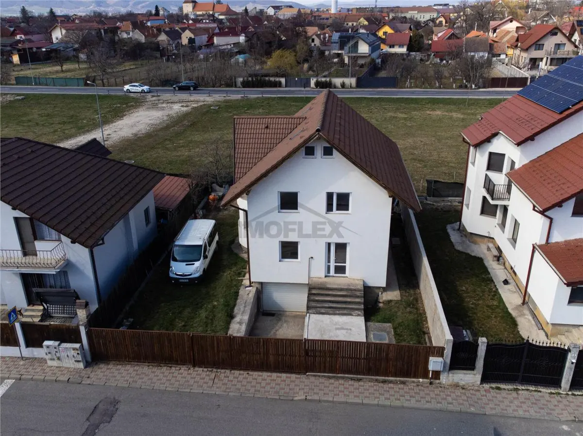 Casa spatioasa cu etaj si curte în Ghimbav - foto 1