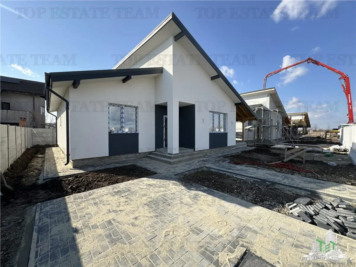 Vila cocheta cu 3 camere, dormitor matrimonall,  incalzire in pardoseala, terasa superba, si pod spatios, Calea Bucuresti , 15 minute de  metrou Pacii - foto 1
