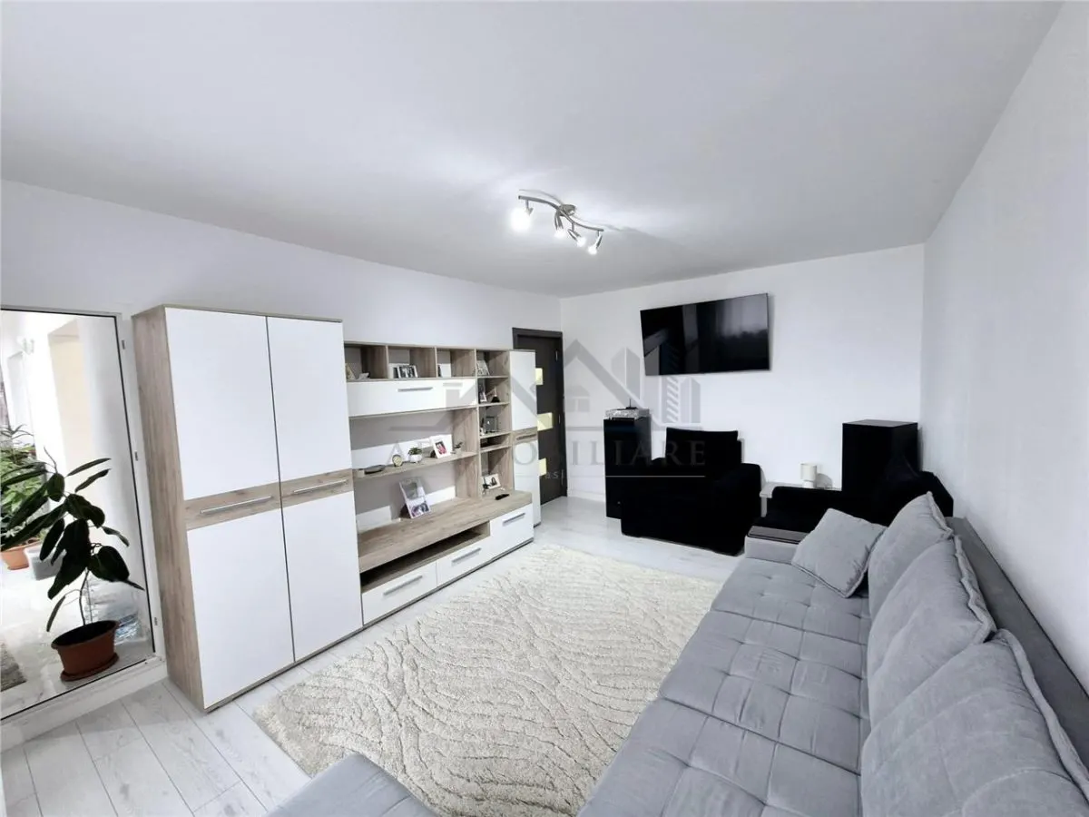Apartament cu 3 camere de vanzare - foto 2