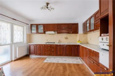 Vila solida Tractorul Coresi, spatii ample, teren 700 mp, garaj 4 masini - foto 3