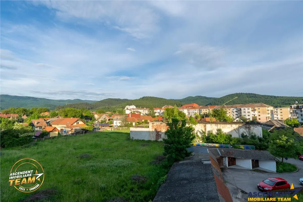 Mic refugiu cu priveliste spre padure, ergonomic, economic, Central, Covasna - foto 13