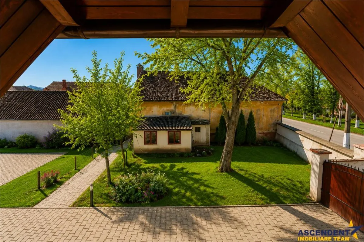 Sediu firma/ rezidential, pe domeniu de 2.240 mp teren,Central, Halchiu, Brasov - foto 24
